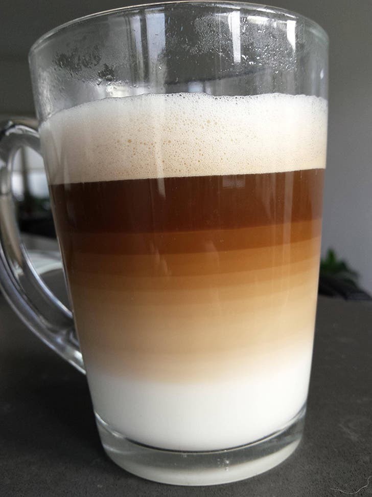 14. Dieses Kaffeegetränk hat einer surrealen Farbabstufung Leben eingehaucht, bei der jeder Schritt durch eine gerade Linie unterstrichen wird