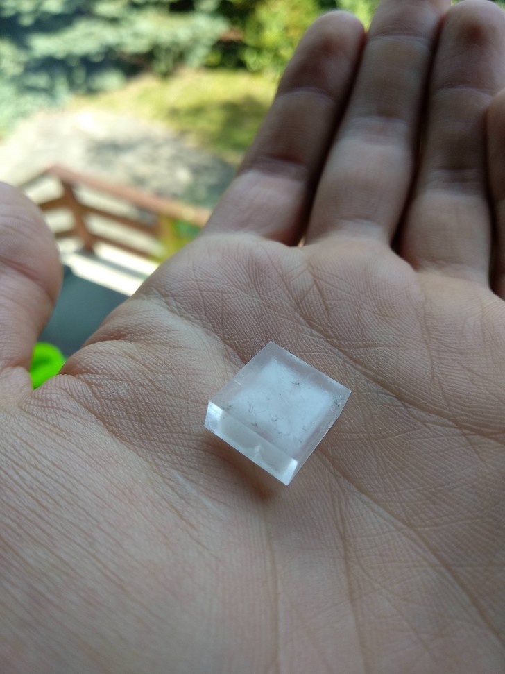 3. Quest'uomo ha creato un cristallo di sale a forma di perfetto parallelepipedo. Gli spigoli sono impeccabili!