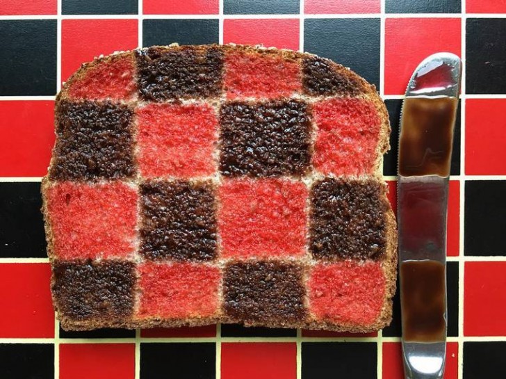5. Jemand hat es geschafft, die Marmelade auf das Brot zu streichen, so dass sie perfekt zur Dekoration des Tisches passt
