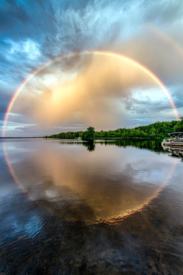 6. Eine Landschaft, eingerahmt von einem perfekten Regenbogen und seinem Spiegelbild auf dem Michigan-See
