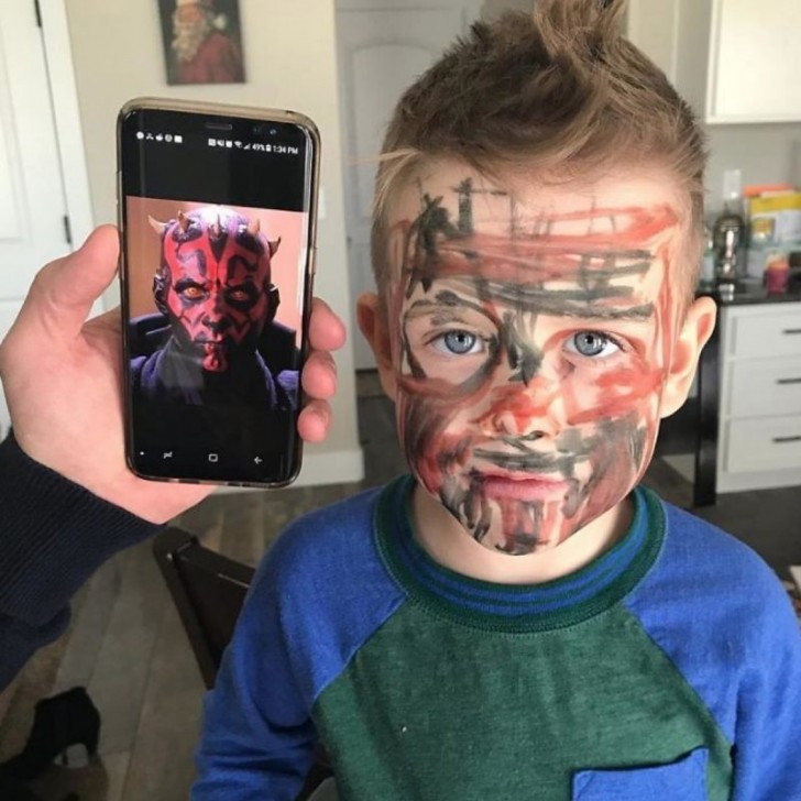 Este menino coloriu o seu rosto e o pai encontrou uma certa semelhança...