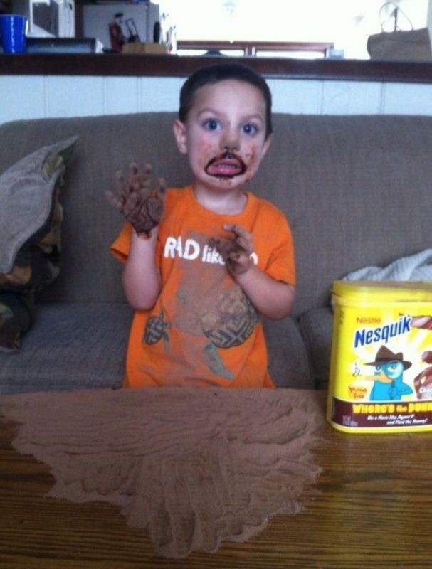 Alguien ha dejado el cacao al alcance del niño...