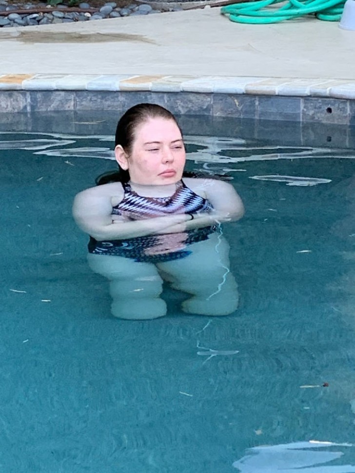This girl asked for a photo of her in the pool: to say that the shot is unflattering is an understatement.