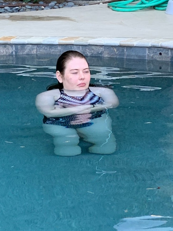 Esta joven había pedido una foto de ella en la piscina: la foto es poco decir pésima poco.