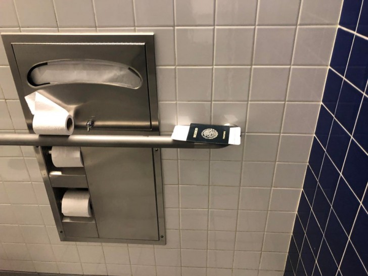 Jemand hat Pass und Ticket in der Flughafen-Toilette vergessen. Der Flug ging vor zwei Stunden