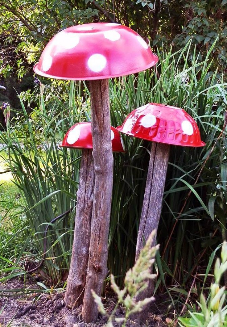 6. Gebruik oude kommen om je tuin te versieren met deze kleurrijke paddenstoelen