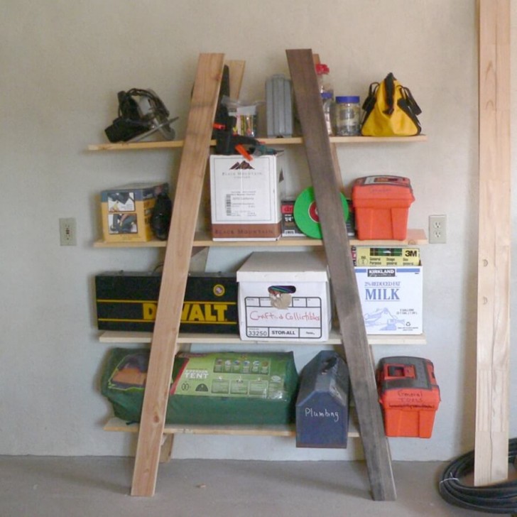7. Una soluzione facile ed efficiente: una scala a compasso e solide tavole di legno