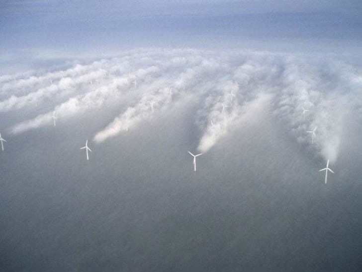 3. Pendant une journée brumeuse, les éoliennes créent un spectacle fascinant