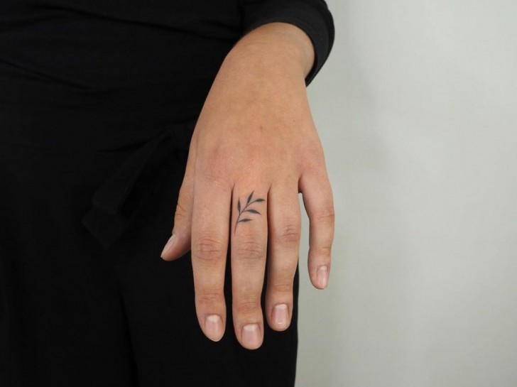 4. Die Hände sind immer gut zu sehen und nicht alle würden sich deshalb gerne ein Tattoo an den Fingern stechen lassen. Dieser kleine Zweig ist aber eine elegante und minimalistische Alternative