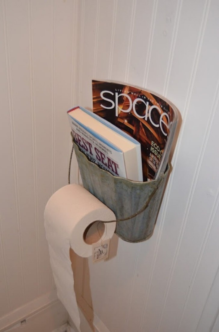 6. Een oude emmer wordt een tijdschriftenrek en toiletpapierrolhouder voor de badkamer