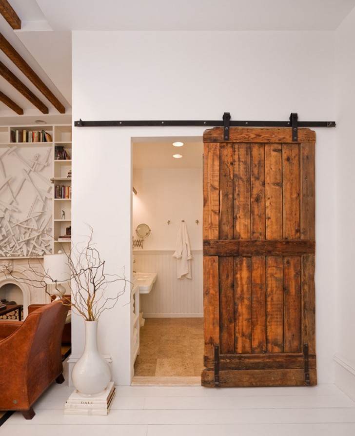 5. Queste porte scorrevoli (o barn door) sono un elemento salva spazio che arreda con gusto e creano subito l'atmosfera country