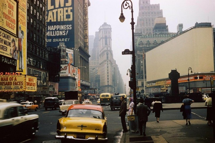 Une vue photographique de Times Square, New York. Nous sommes en 1957