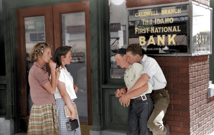 Des adolescents se rencontrent dans la rue à l'été 1941. Coloration par le photographe Russell Lee
