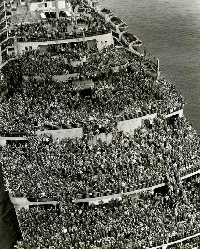 Un navire rempli de soldats revenant de la Seconde Guerre mondiale en 1945