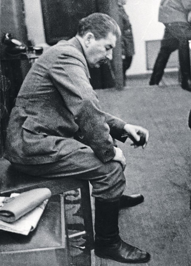 Une photographie très rare de Staline lorsqu'il reçoit la nouvelle de l'invasion des Allemands en Union soviétique. 22 juin 1941