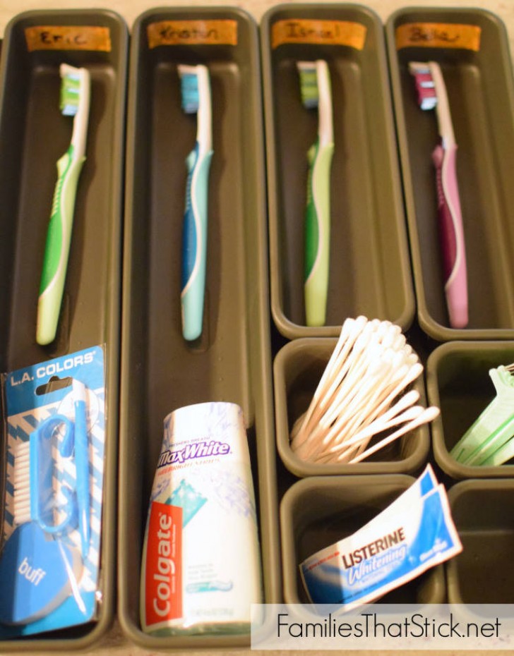 12. Gli organizer per cassetti da ufficio possono servire anche per spazzolini e tutto l'occorrente per l'igiene orale della famiglia
