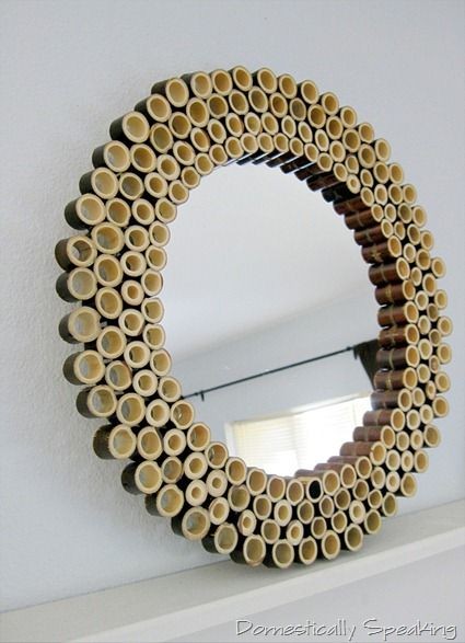 9. Anelli di vari diametri decorano in modo splendido la cornice di questo specchio