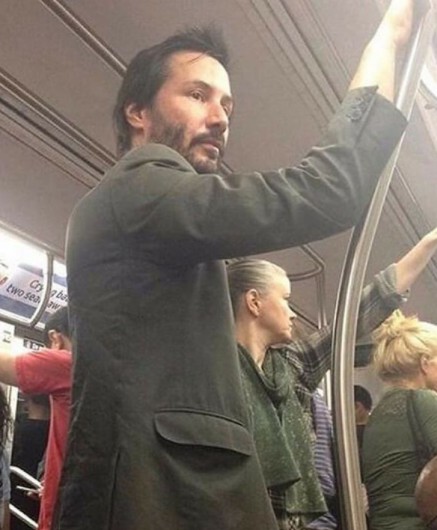 5. Het kan Keanu Reeves niet schelen of hij de metro moet nemen of dat hij geen zitplaats kan vinden, hij heeft besloten dat hij met het openbaar vervoer reist alsof hij geen beroemdheid is.