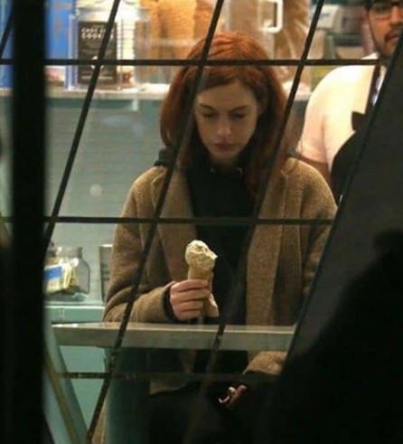 3. Anne Hathaway pensava di risollevarsi il morale con un gelato e invece....