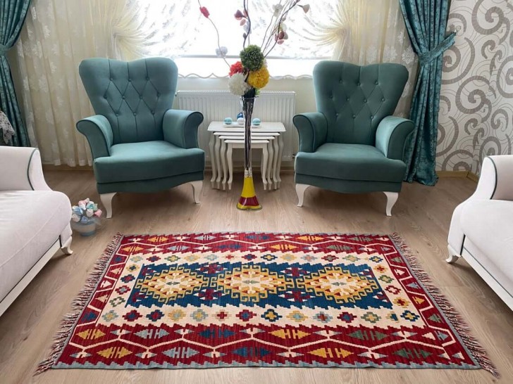 10. En turkisk matta i livliga färger som kompletterar möbeln är ett sätt att harmonisera ett rum