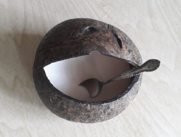 Eine alte Kokosnuss verwandelt sich mit ein paar Handgriffen in einen bequemen Salzstreuer!