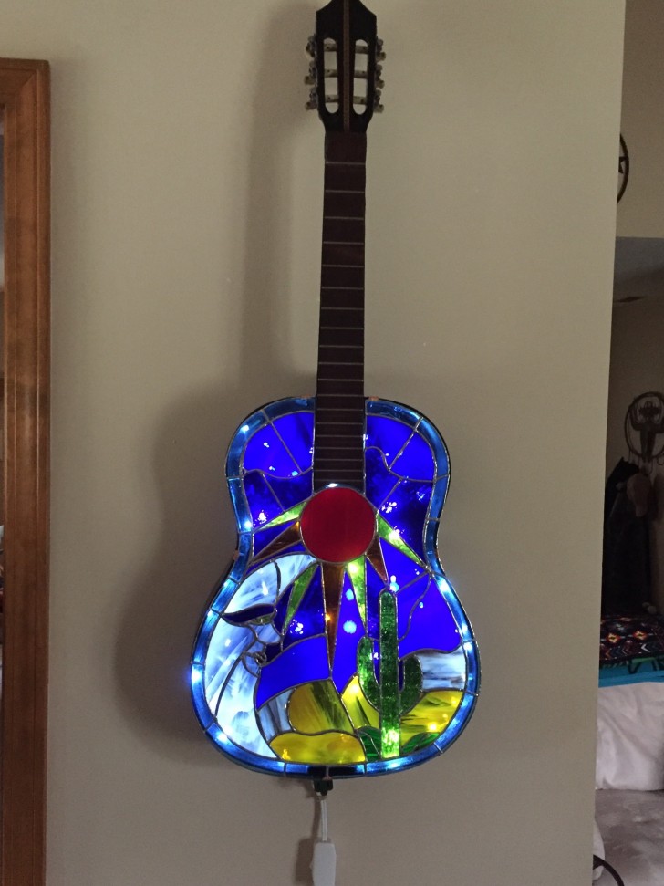 Mein Vater hat eine alte Gitarre aus der Garage ausgegraben, und sehen Sie nur, was für ein Kunstwerk aus ihr geworden ist!