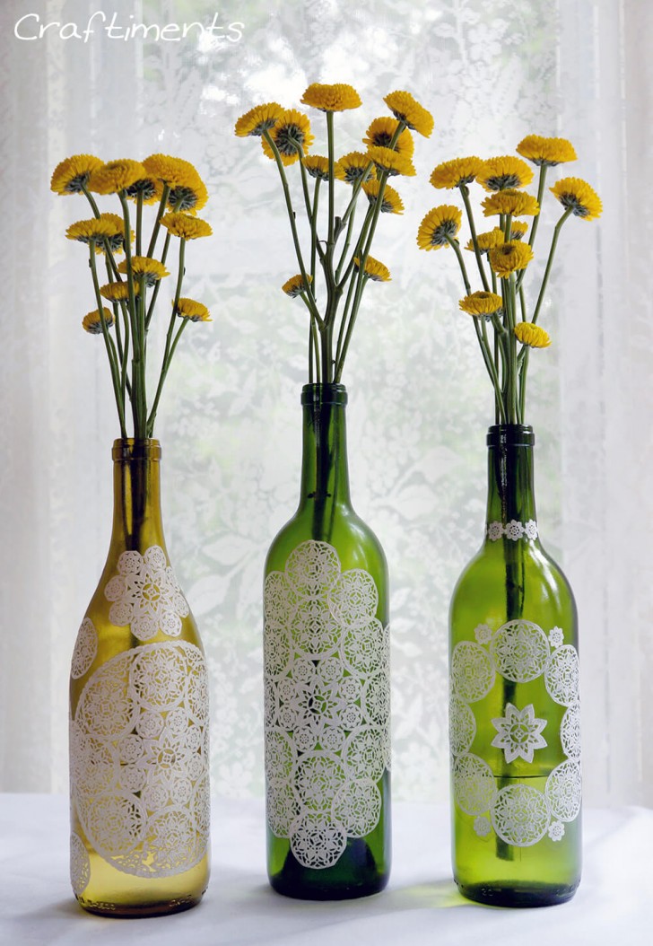 6. Lijm papieren onderzetters op de flessen met de decoupage techniek voor deze eenvoudige en elegante bloemenvazen