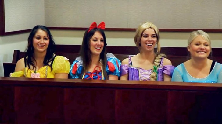 Seguindo o conselho de Sarah e Jim, todo o tribunal se vestiu de princesas da Disney...