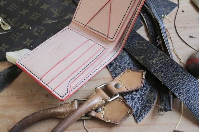Ho realizzato un portafogli in pelle firmato Louis Vuitton da una vecchia borsa...Lous Vuitton!
