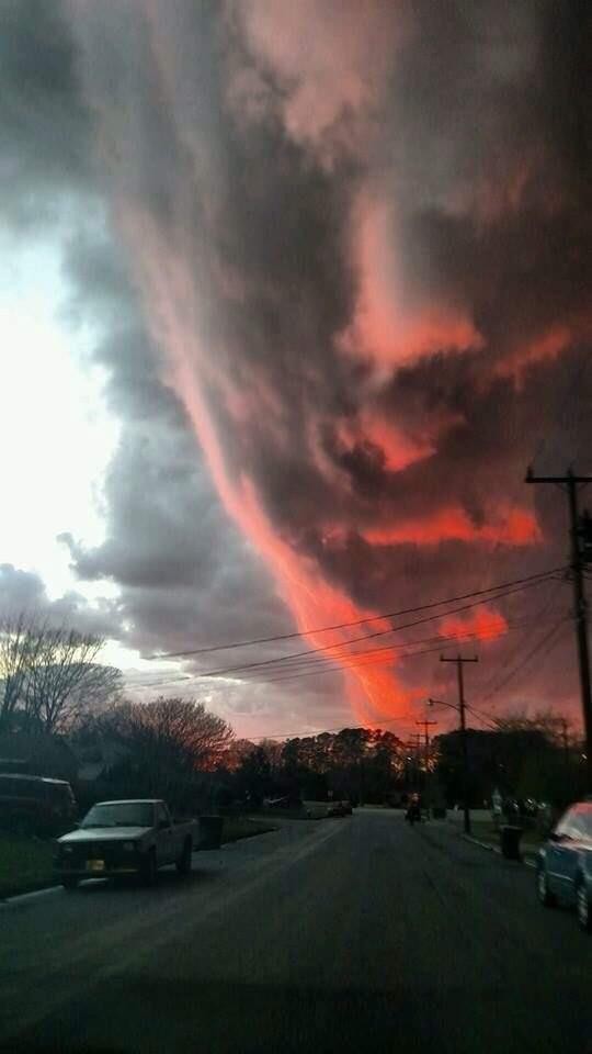 Questo groviglio di nuvole sembra una vera e propria creatura demoniaca!