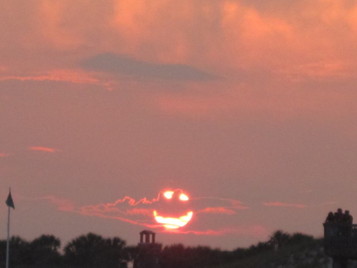 Die untergehende Sonne nimmt die Form eines lächelnden Kürbisses an...gruselig!