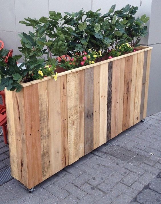 3. Un mur-jardinière, pour partager l'espace avec une solution DIY réalisée avec du bois de récup