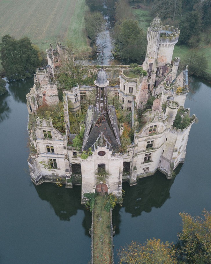1. Ce spectaculaire château du XIIIe siècle est situé en France. En 1932, un incendie s'est déclaré et a causé d'importants dommages au bâtiment. Depuis lors, il est dans un état d'abandon complet