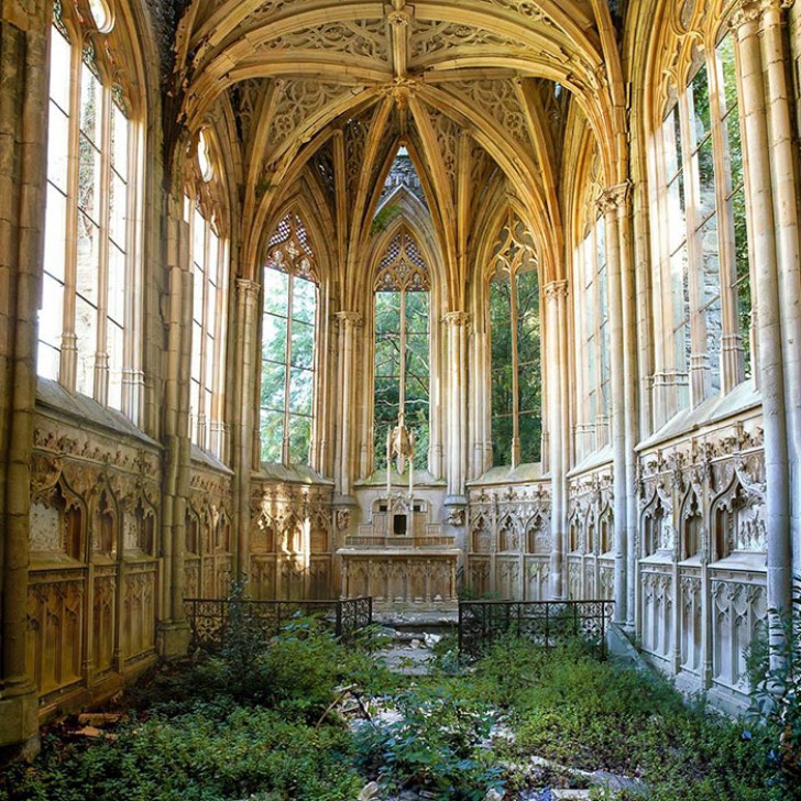 2. Una chiesa abbandonata in Francia