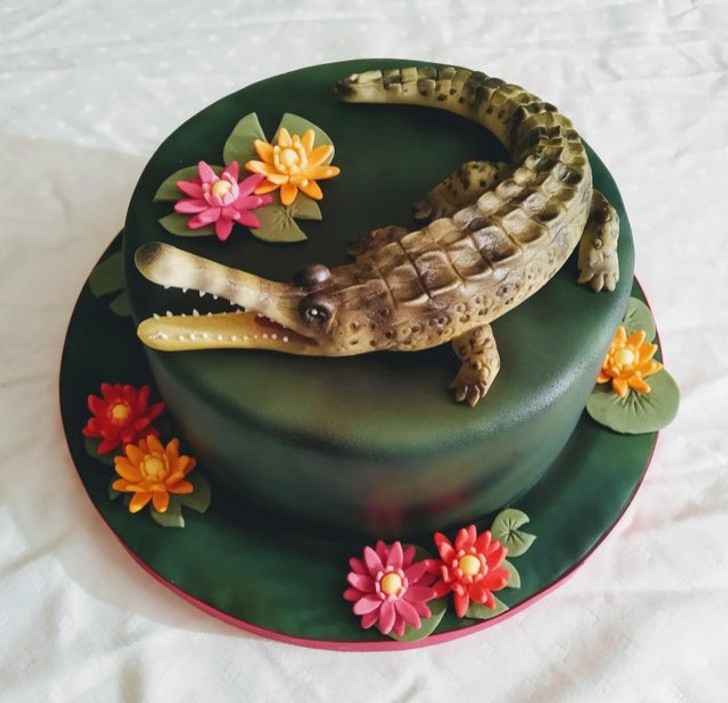 4. "Ho preparato questa torta per l'amica di mia madre, ma durante la cottura mi sono affezionata al coccodrillo. È stato molto triste dirgli addio!"