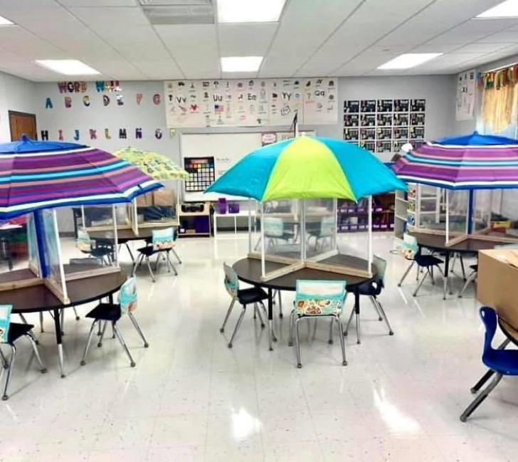 1. Une classe à thème "plage", avec des parasols et des cloisons en plexiglas