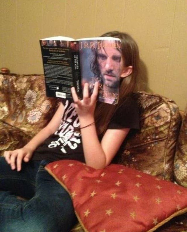 10. È proprio Aragorn che sta leggendo quel libro? Forse no...