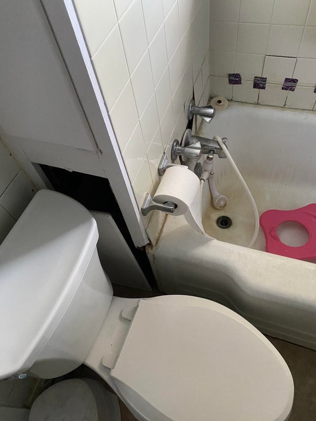 Können Sie mir erklären, wie es möglich ist, in der Wanne zu duschen, ohne das Toilettenpapier nass zu machen?