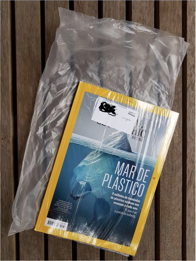 Un magazine ambientalista spedito con una busta di plastica. Che genialità.