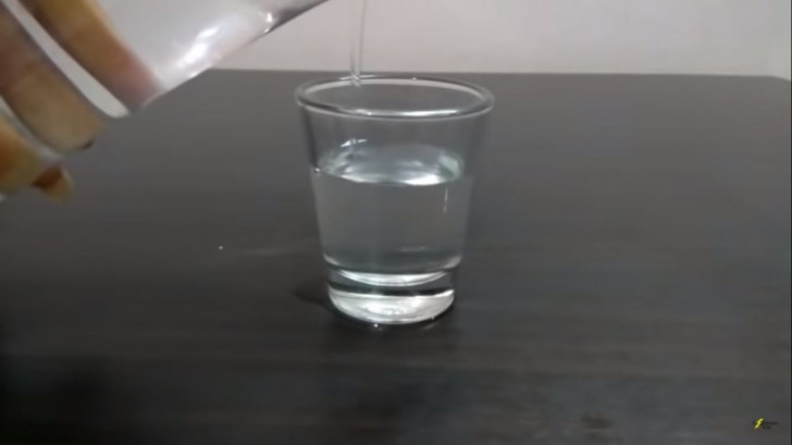 1. Versez de l'eau jusqu'aux trois quarts du verre