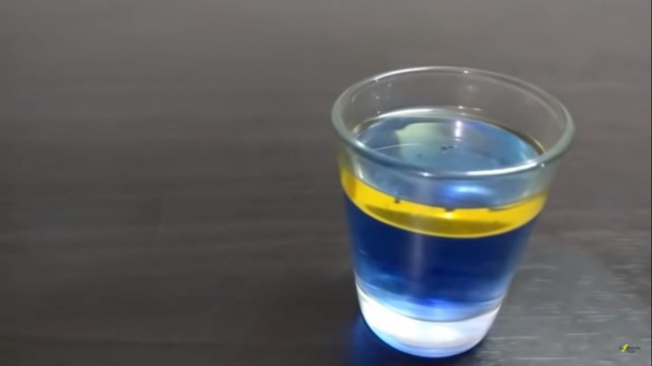 Se volete aggiungere coloranti all'acqua, fatelo prima di versare l'olio: questo è l'aspetto che otterreste con del colorante blu