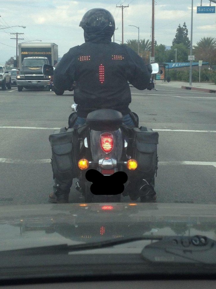 14. Une veste de moto avec des lumières intégrées et des clignotants sur le rétro !