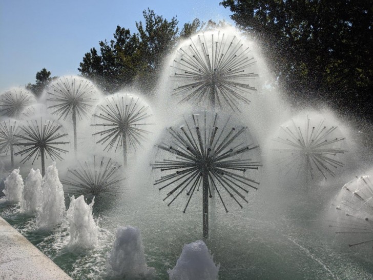 3. Una splendida fontana pubblica disegnata per assomigliare a tanti fiori "acquatici" di dente di leone!