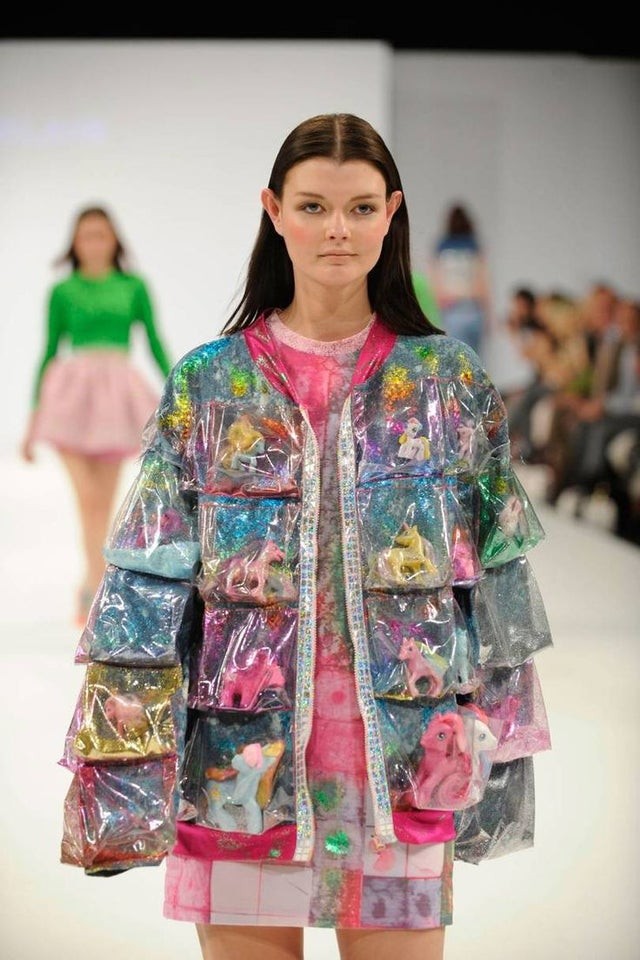 9. Un'orda di mini-pony in ogni busta di plastica che compone la vostra giacca: è questo il nuovo trend, non ve n'eravate accorti?