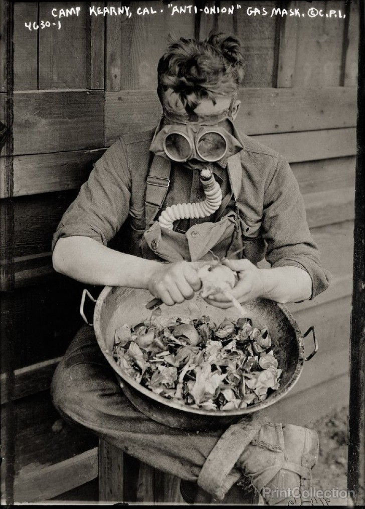 13. Ein amerikanischer Soldat schält während des Ersten Weltkriegs 1918 mit einer Gasmaske Zwiebeln