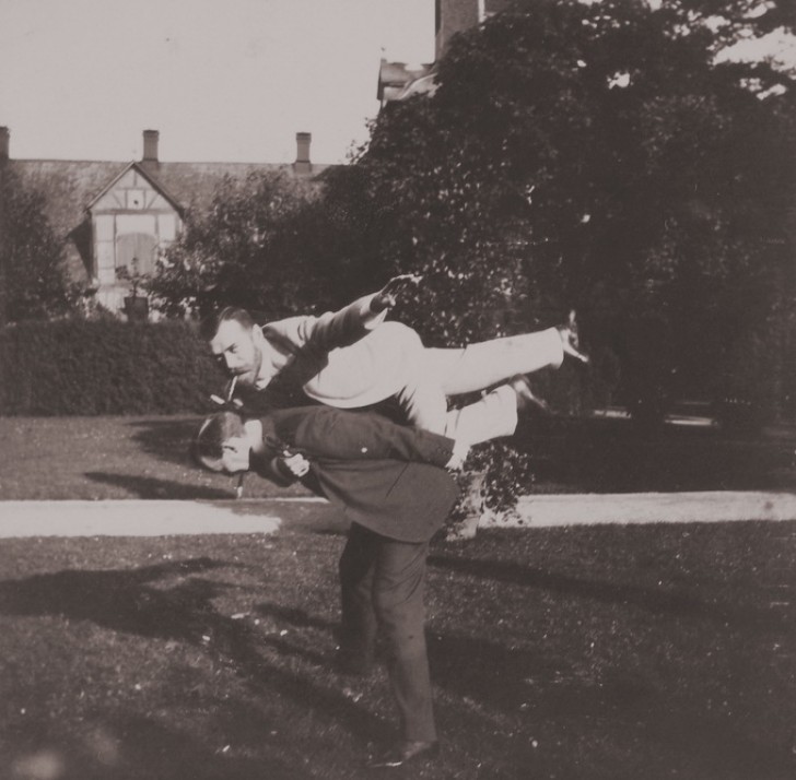 6. Zar Nikolaus II. scherzt und macht "Stunts" mit einem Freund von ihm, 1899