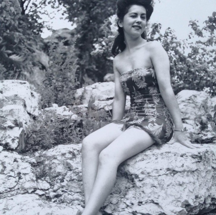 1. Ma grand-mère posant pour une photo de pin-up dans les années 40 : tout simplement magnifique !