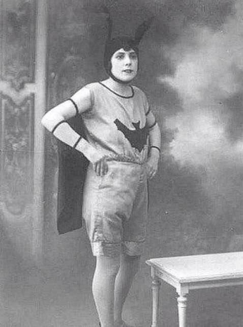 11. Plus de 50 ans avant la naissance de Batgirl, cette fille a anticipé les temps avec son costume !
