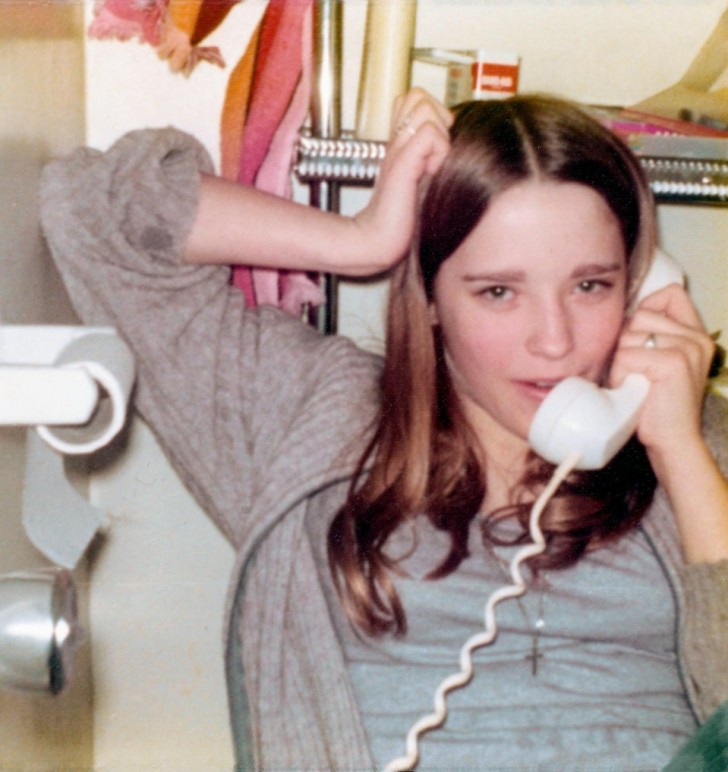 7. Als es noch keine Smartphones und Soziale Medien gab, verbrachten alle Teenager Stunden damit, mit alten schnurgebundenen Telefonen zu chatten