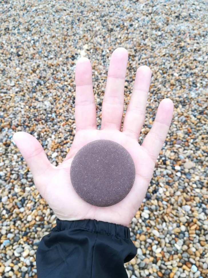 9. Ein perfekt runder Stein, am Strand gefunden